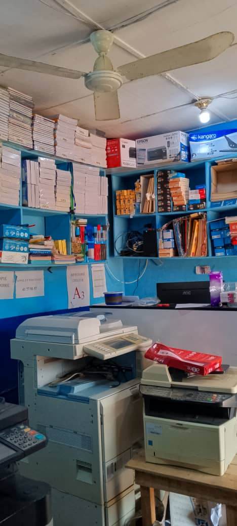 Intérieur d'une boutique ignacell@ : rames de papier, imprimantes et photocopieuses