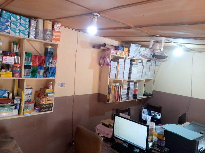 Boutique ignacell@ avec fournitures scolaires et poste de travail