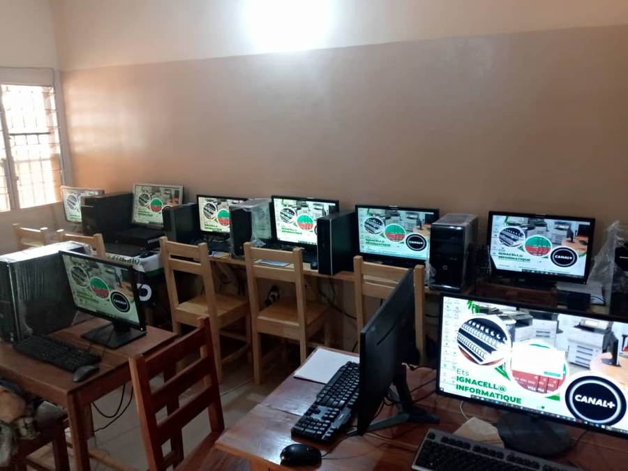 Salle de formation informatique ignacell@ équipée d'ordinateurs